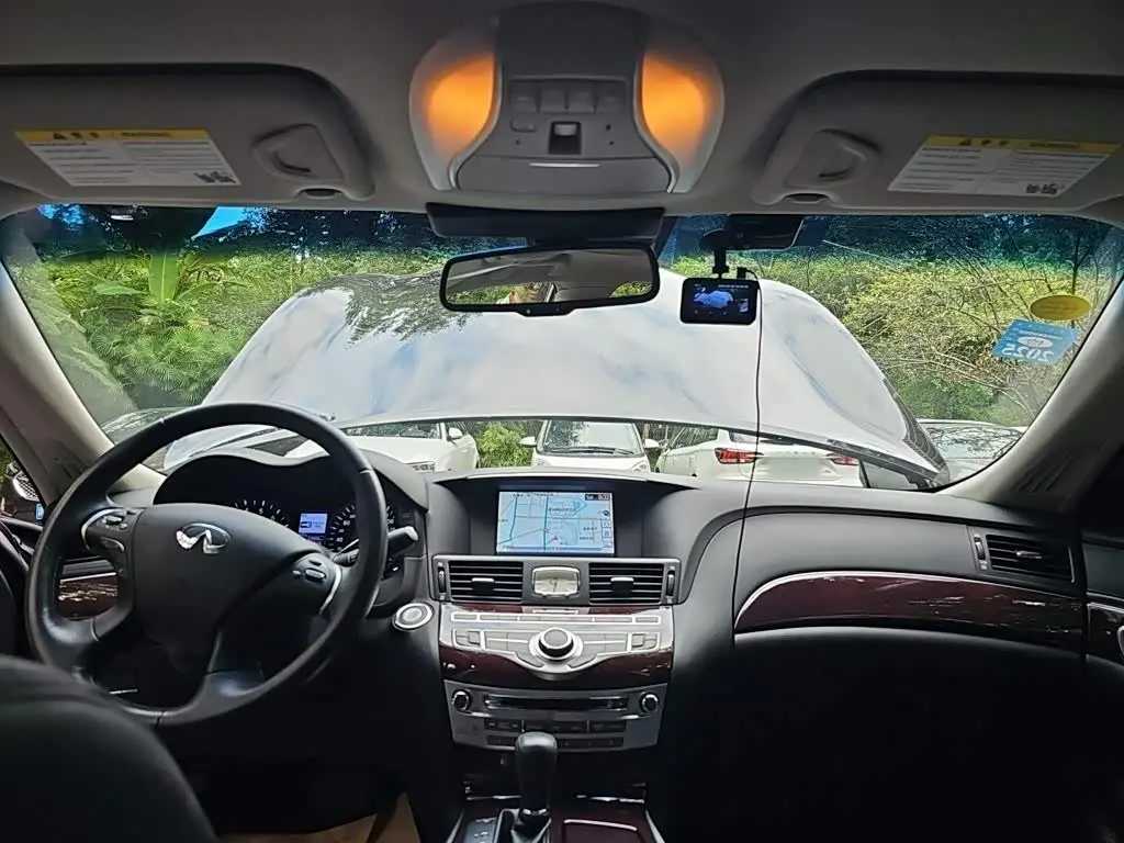 Infiniti Q70 2017 — Photo 9/20
