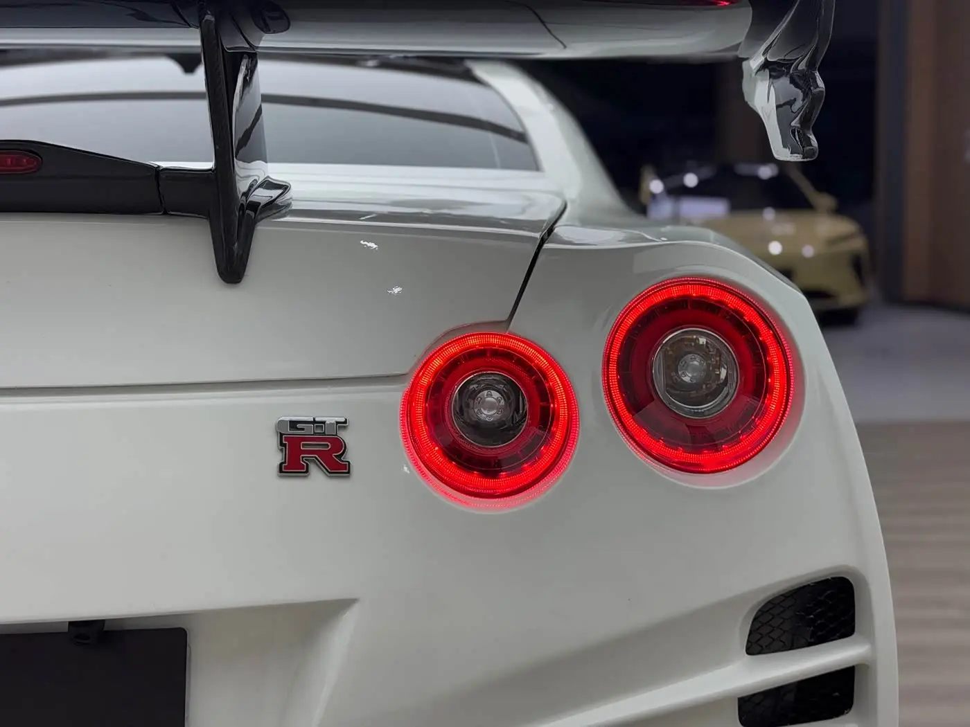 Nissan GT-R 2010 — ფოტო 11/19