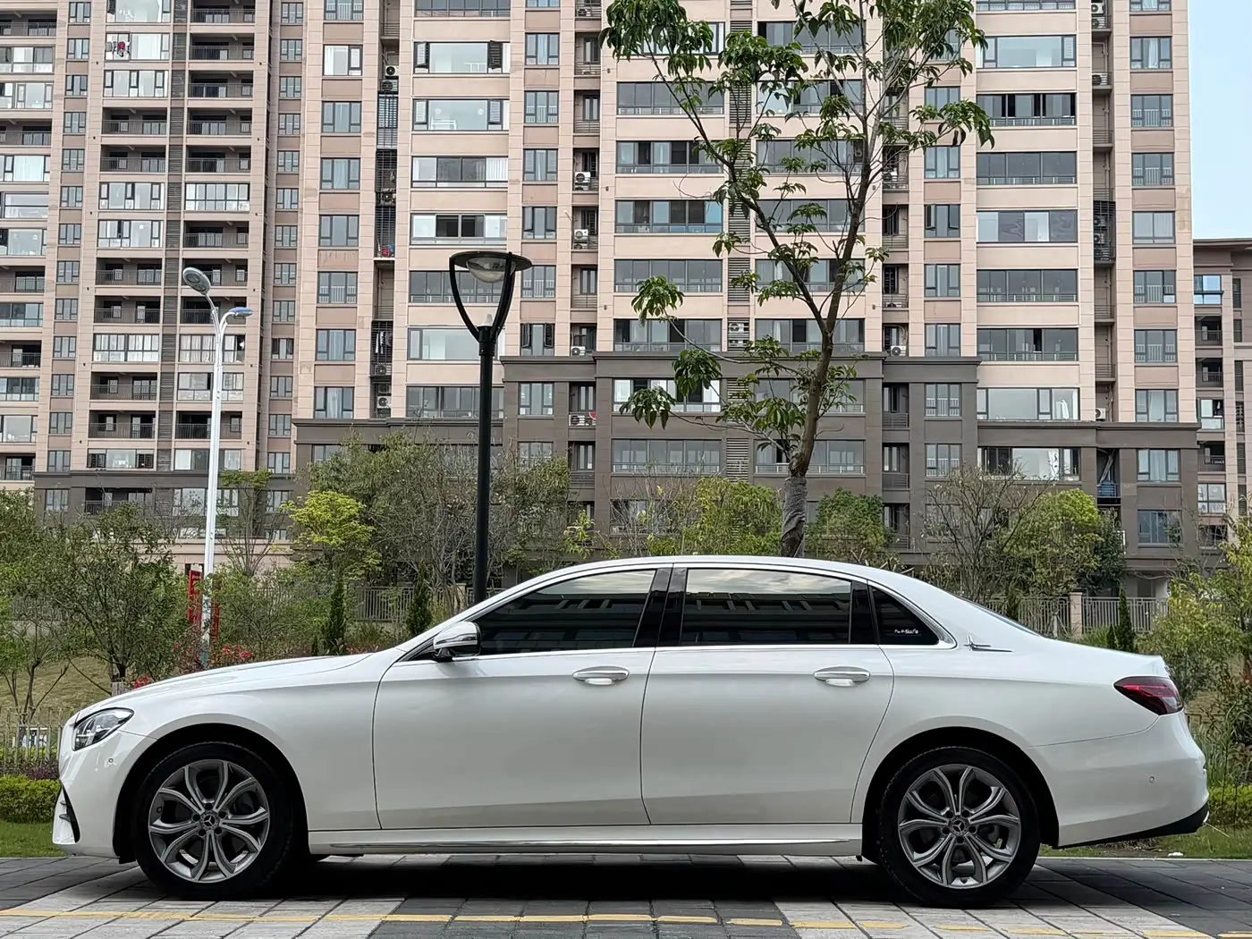 Mercedes-Benz E-Class 2021 — Photo 2/9