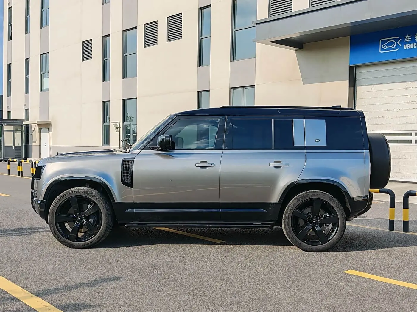 Land Rover Defender 2024 — Photo 3/17