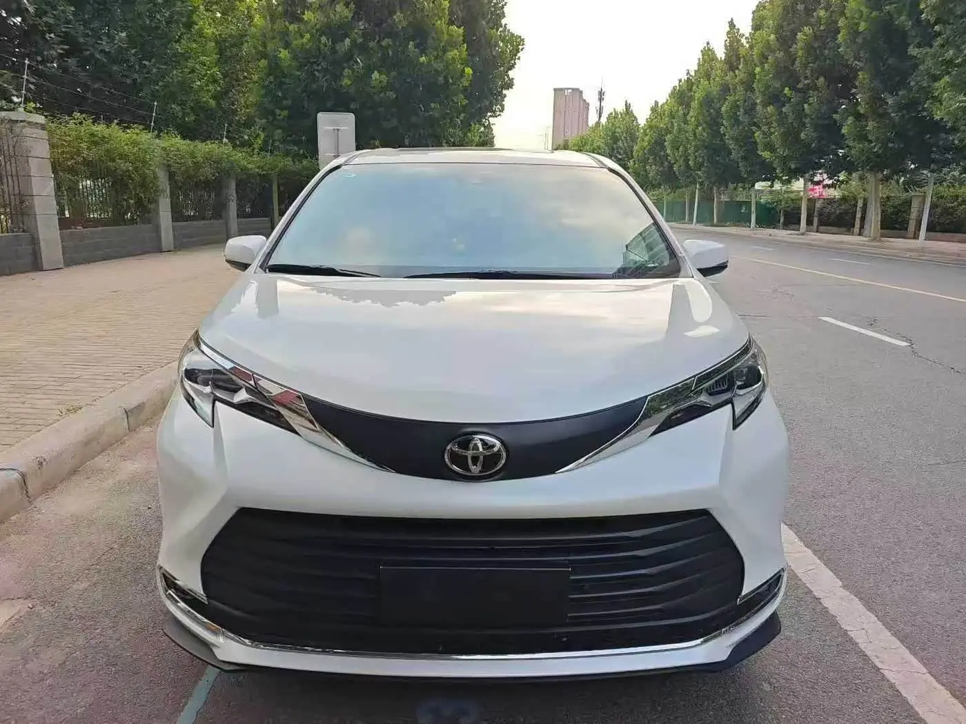 Toyota Sienna 2025 — Фото 2/9