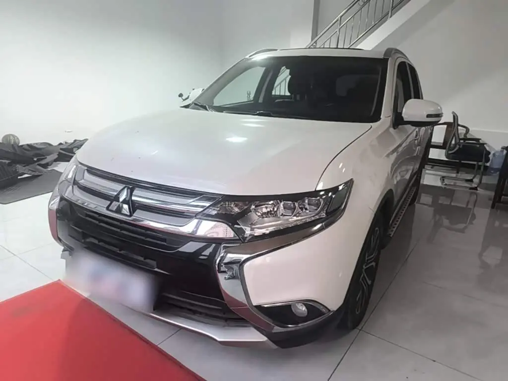 Mitsubishi Outlander 2018 — Photo 2/20
