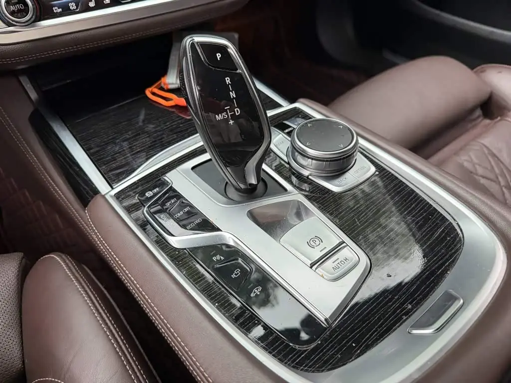 BMW 7 Series 2018 — Photo 9/14