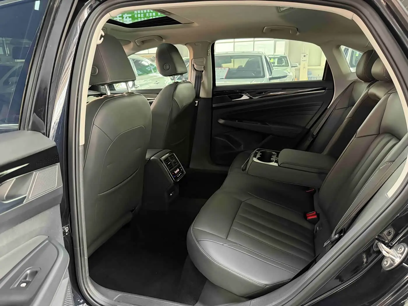 Volkswagen Passat 2023 — Photo 14/19