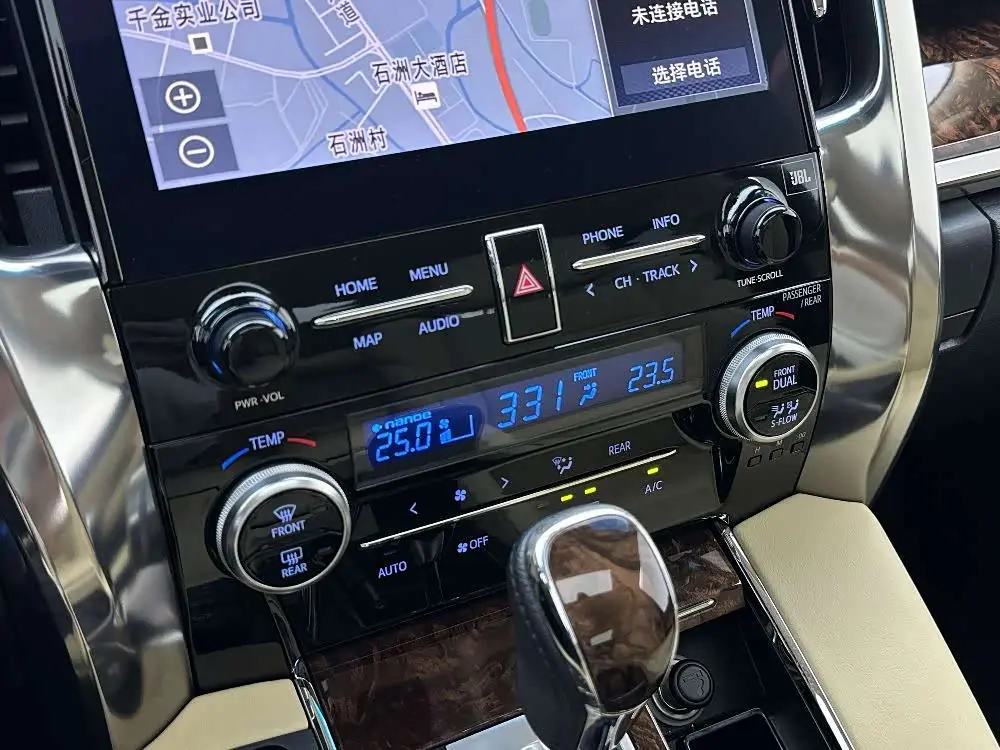 Toyota Alphard 2021 — Photo 18/20