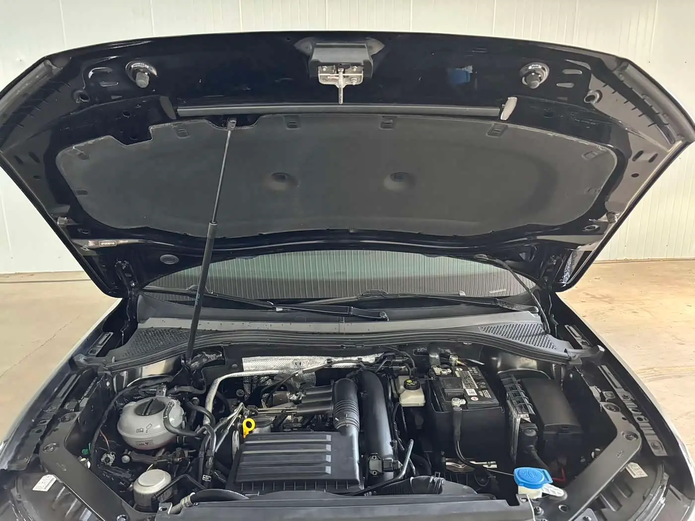Volkswagen Tiguan L 2022 — Photo 19/20