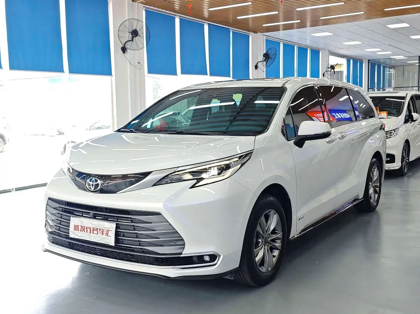 Toyota Sienna 2024 — Photo 1/20
