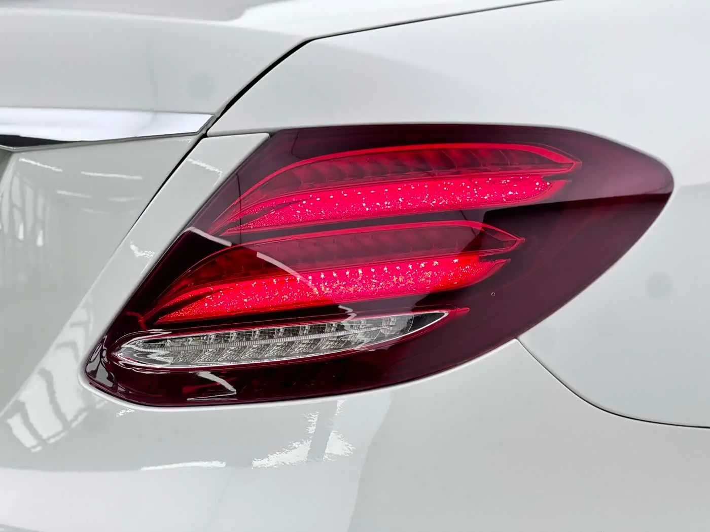 Mercedes-Benz E-Class 2020 — Photo 12/15