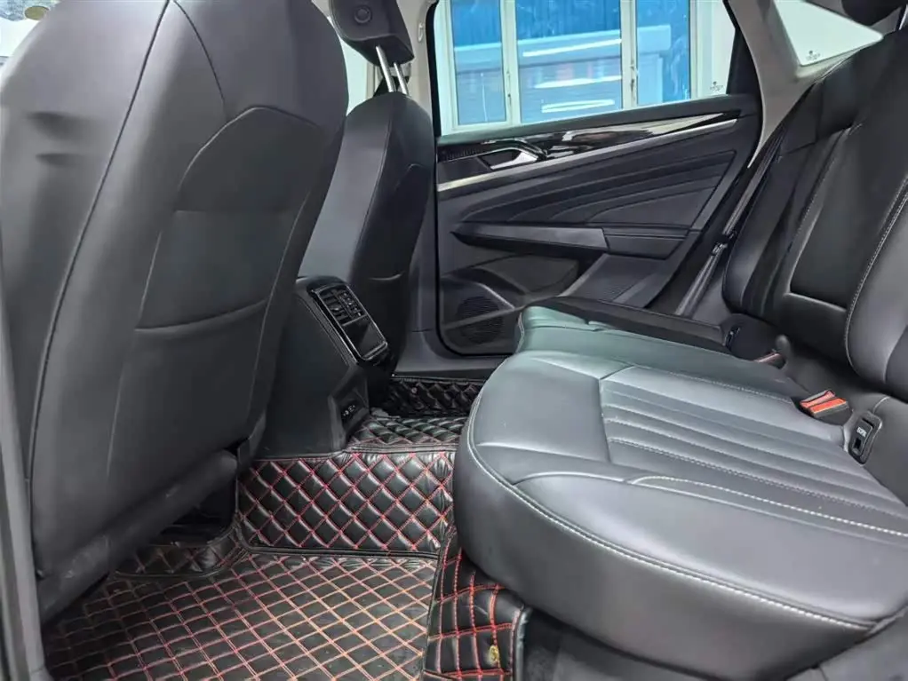 Volkswagen Passat 2023 — Photo 9/10