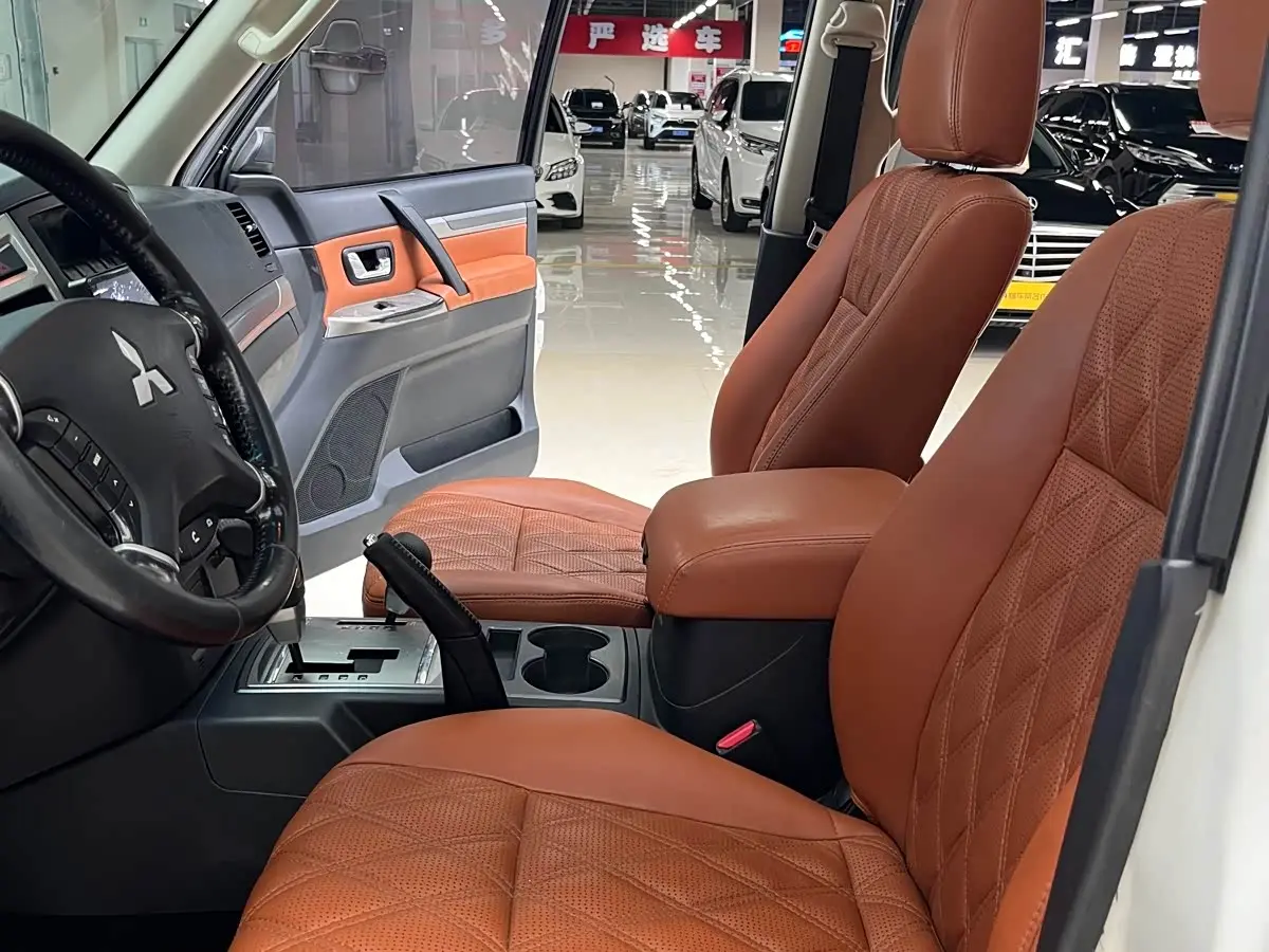 Mitsubishi Pajero 2018 — Photo 8/20