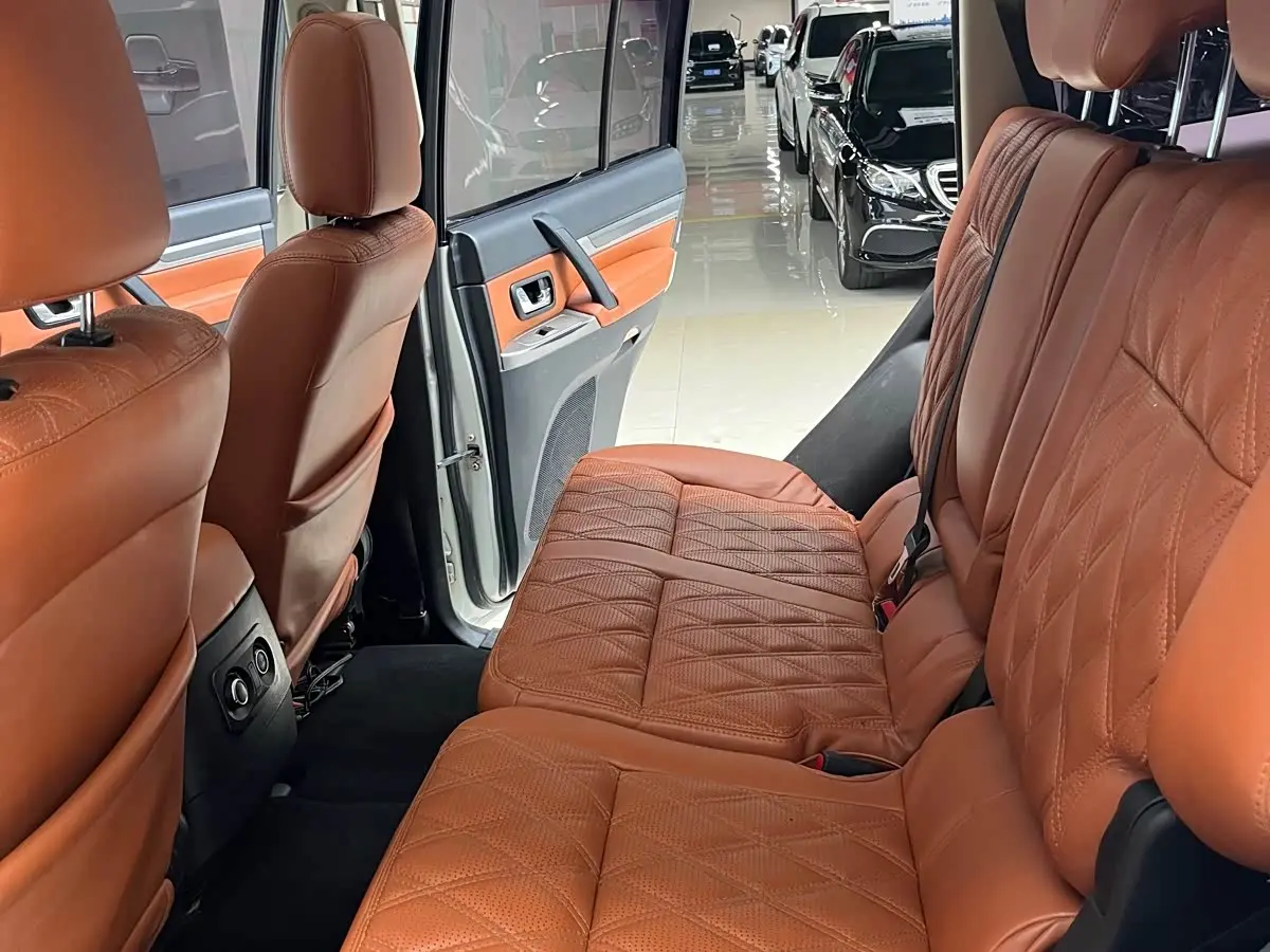 Mitsubishi Pajero 2018 — Photo 9/20