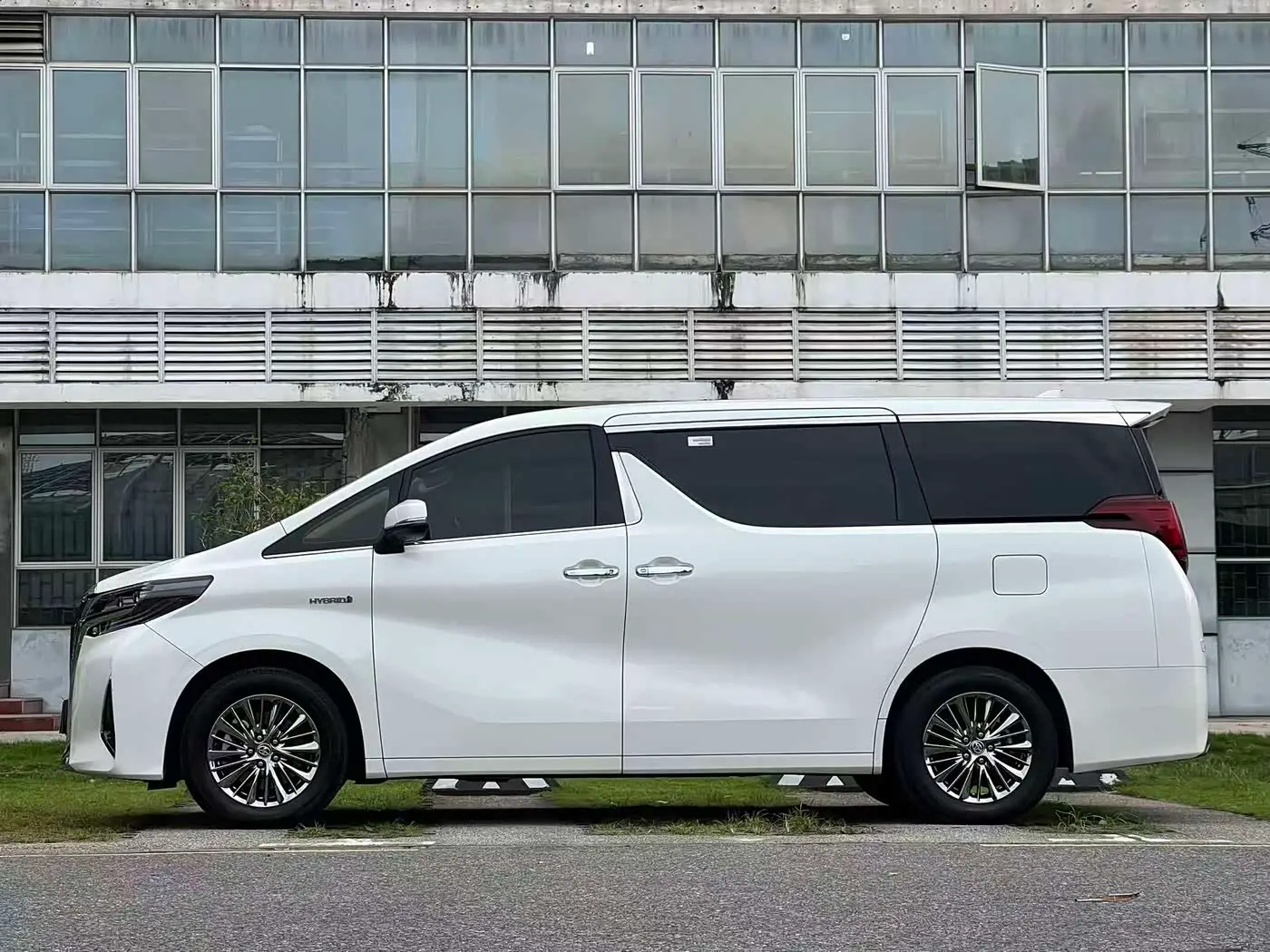 Toyota Alphard 2022 — Photo 7/20