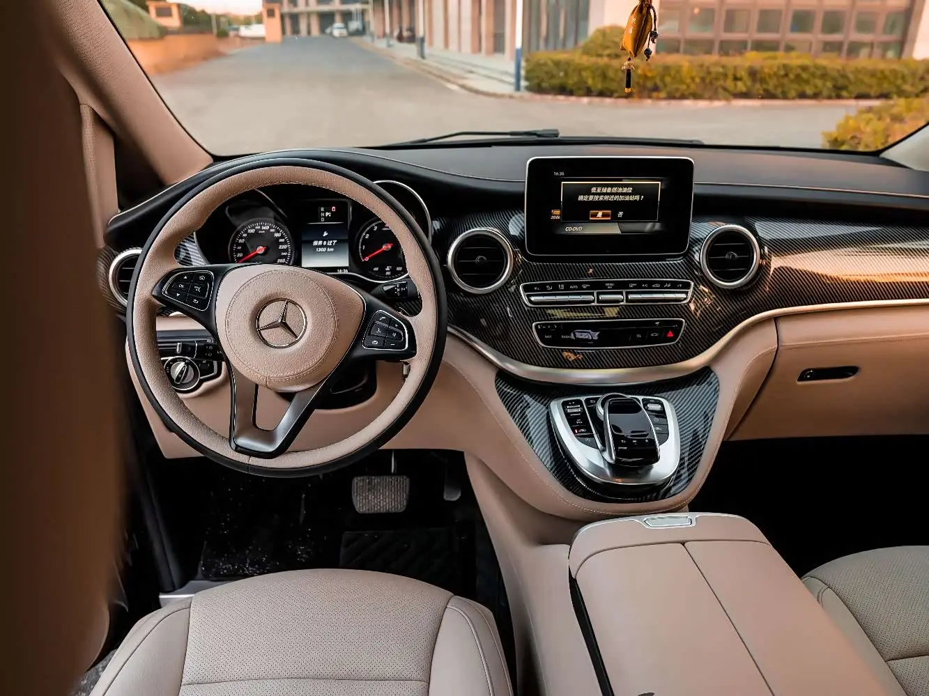 Mercedes-Benz V-Class 2019 — Фото 14/20