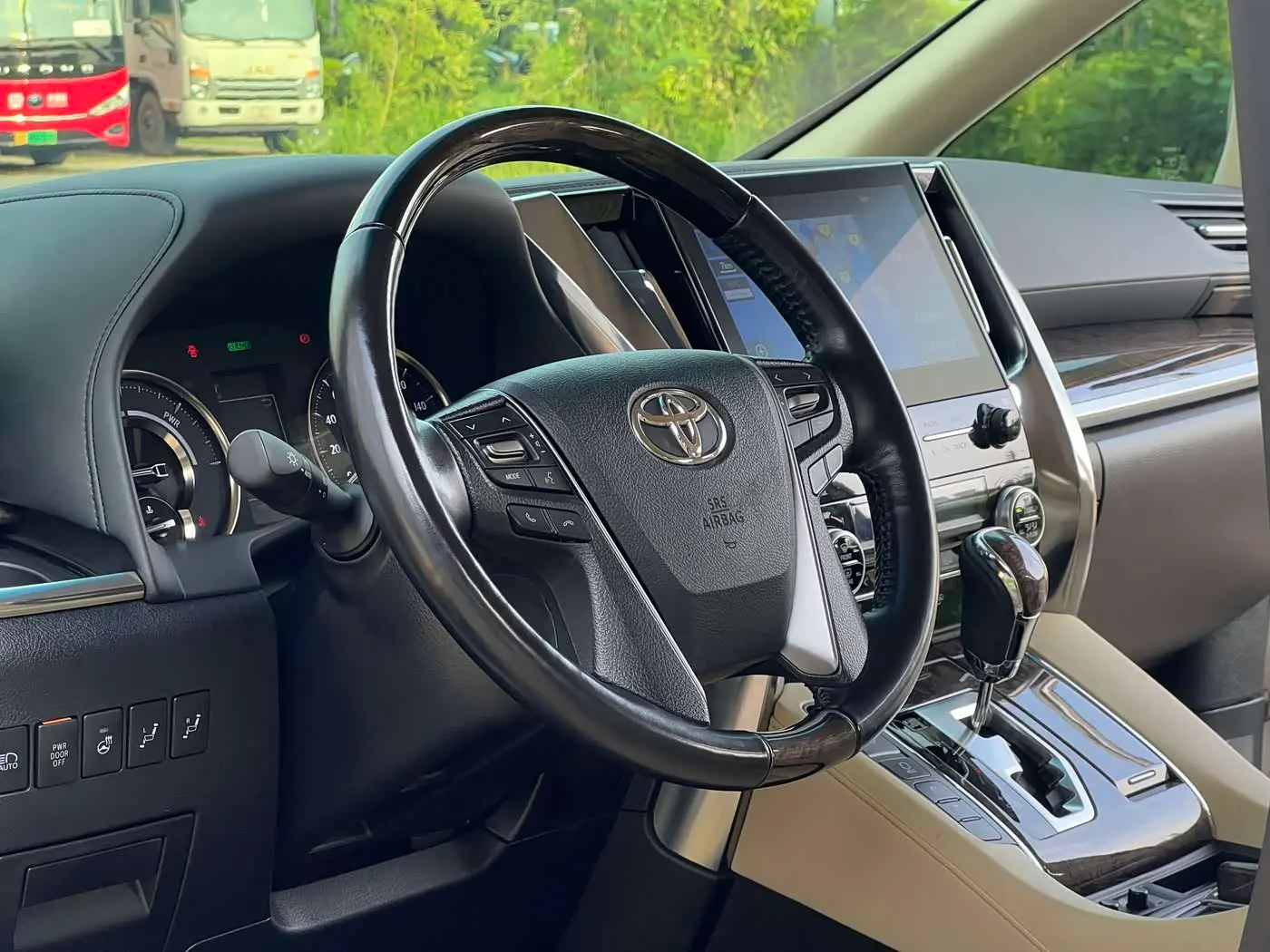Toyota Alphard 2022 — Photo 15/20