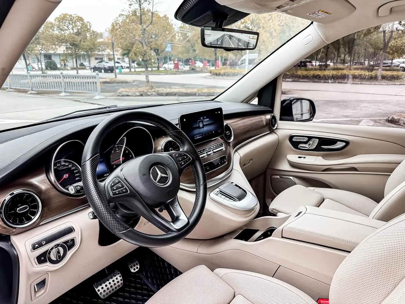 Mercedes-Benz V-Class 2023 — Фото 5/20