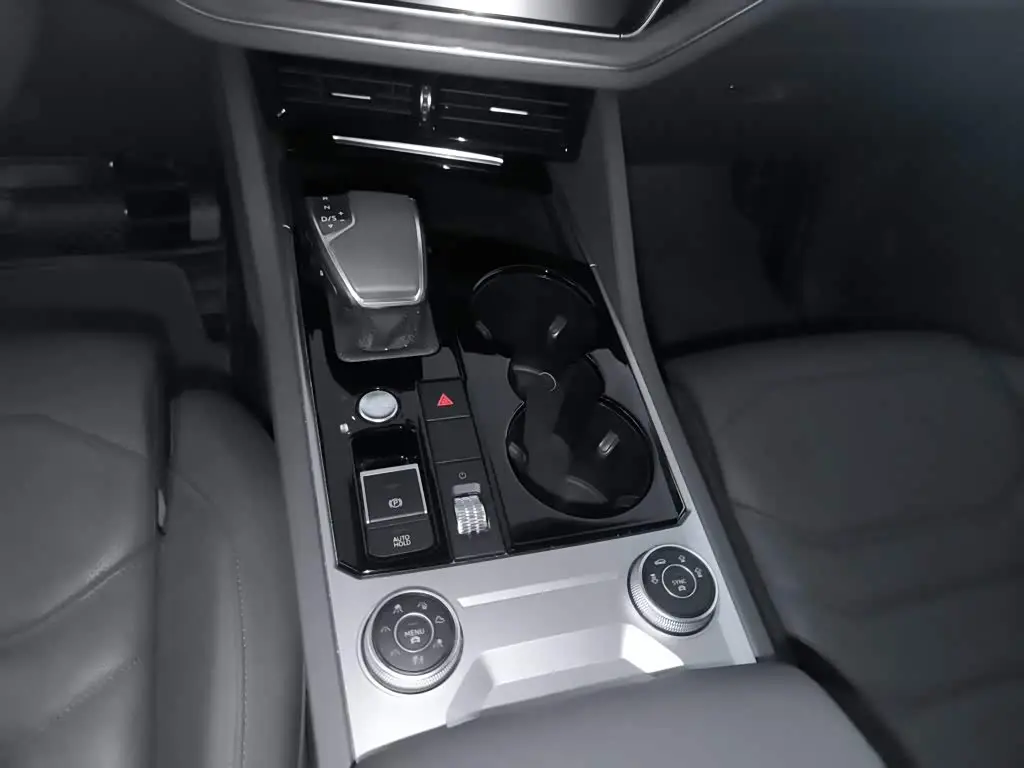 Volkswagen Touareg 2021 — Photo 19/20