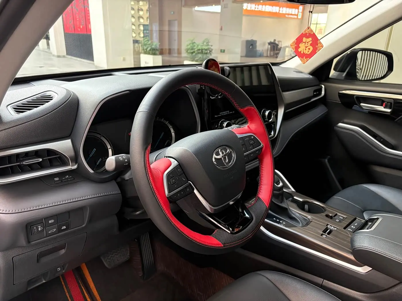 Toyota Highlander 2023 — ფოტო 7/19
