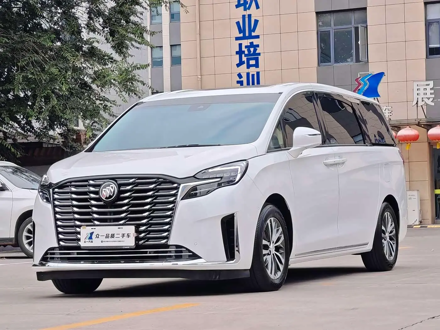 Buick GL8 2024 — Photo 1/20