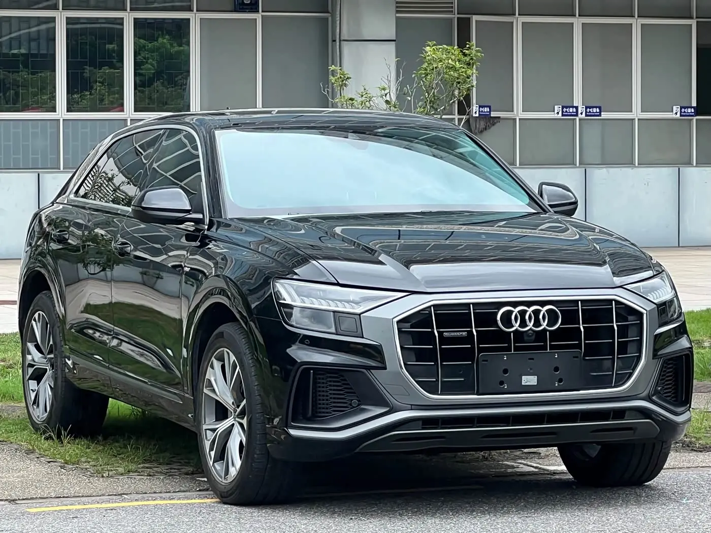 Audi Q8 2023 — Фото 3/20
