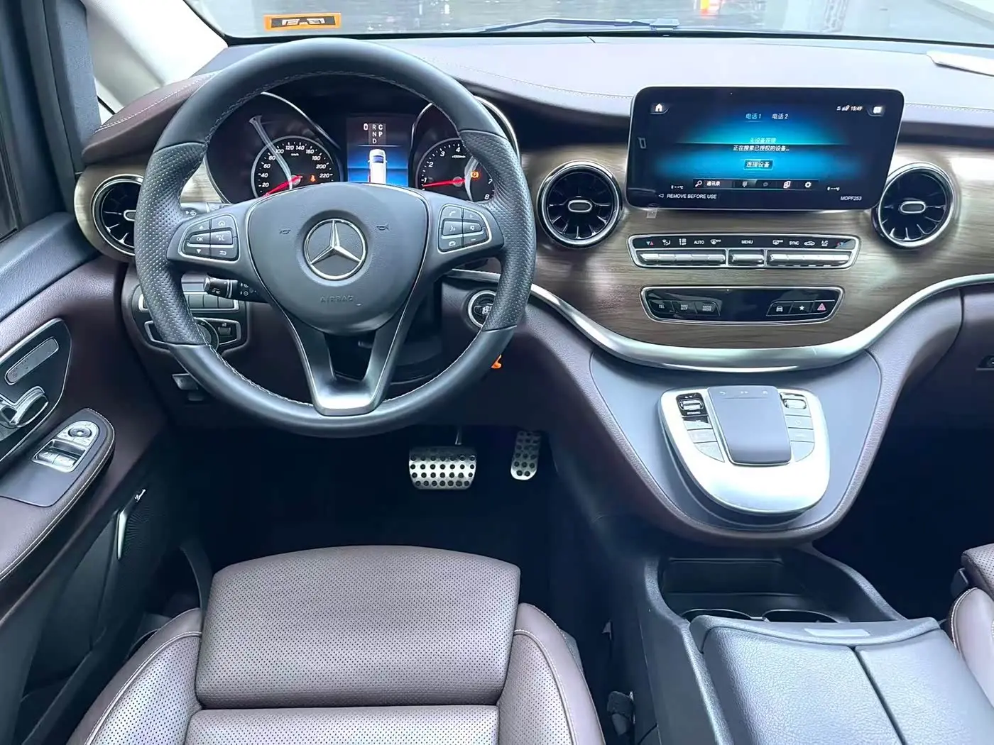 Mercedes-Benz V-Class 2023 — Photo 8/18