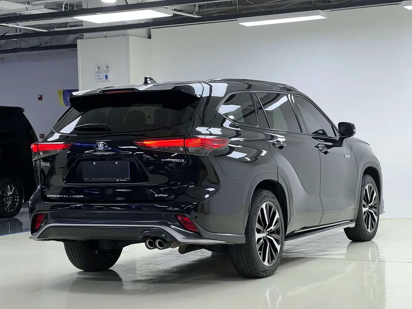 Toyota Crown Kluger 2023 — Photo 4/19