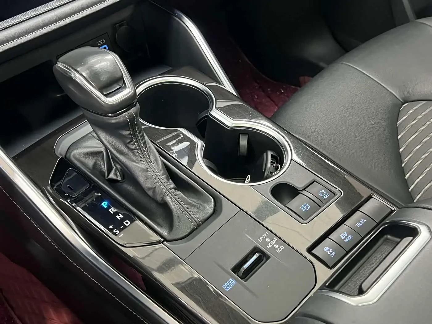 Toyota Crown Kluger 2023 — Photo 13/19