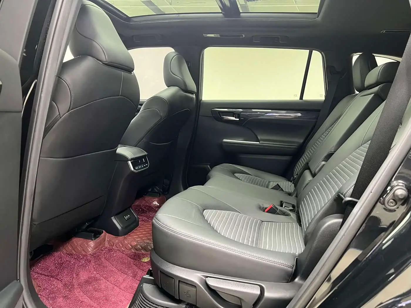 Toyota Crown Kluger 2023 — Photo 8/19