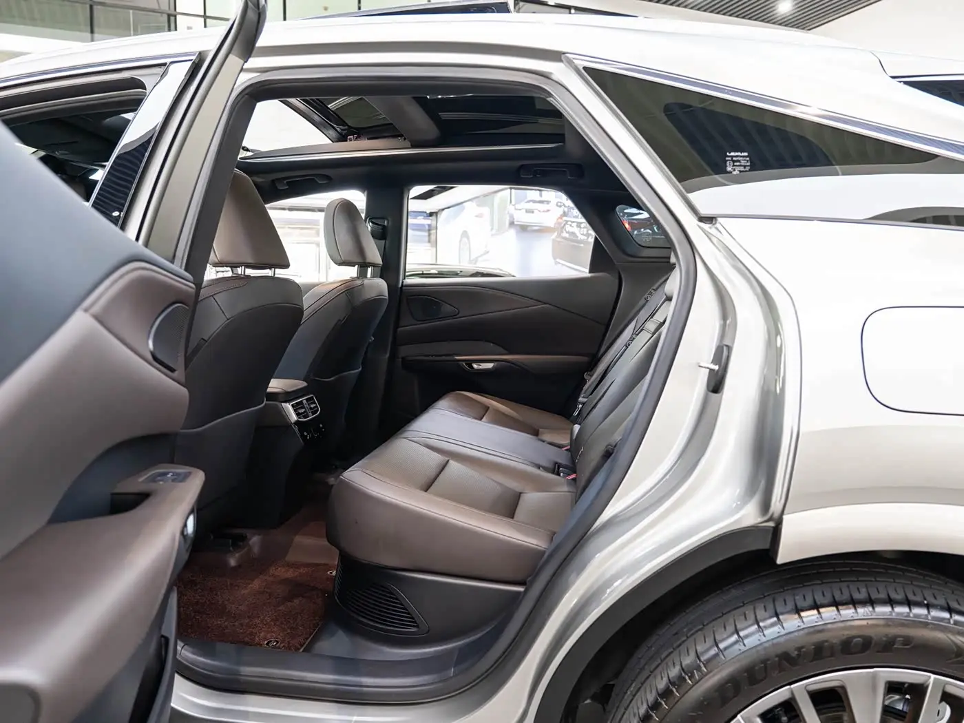 Lexus RX 2023 — Фото 10/20
