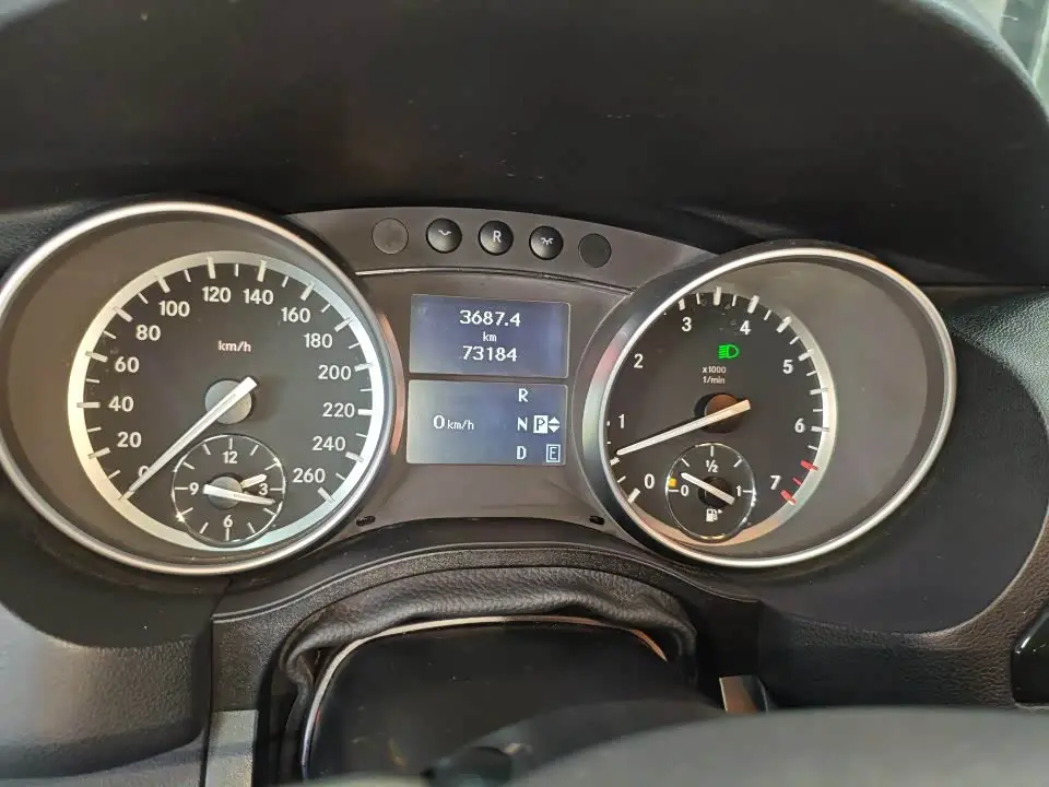 Mercedes-Benz R-Class 2017 — Photo 2/9