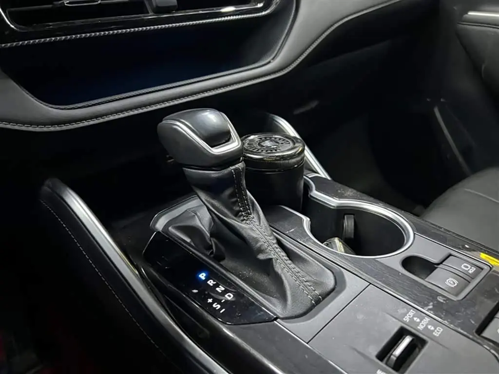 Toyota Crown Kluger 2024 — Photo 15/20