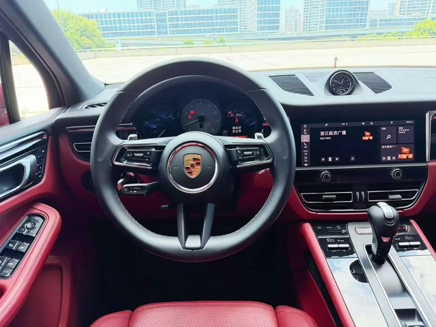 Porsche Macan 2023 — Photo 8/15