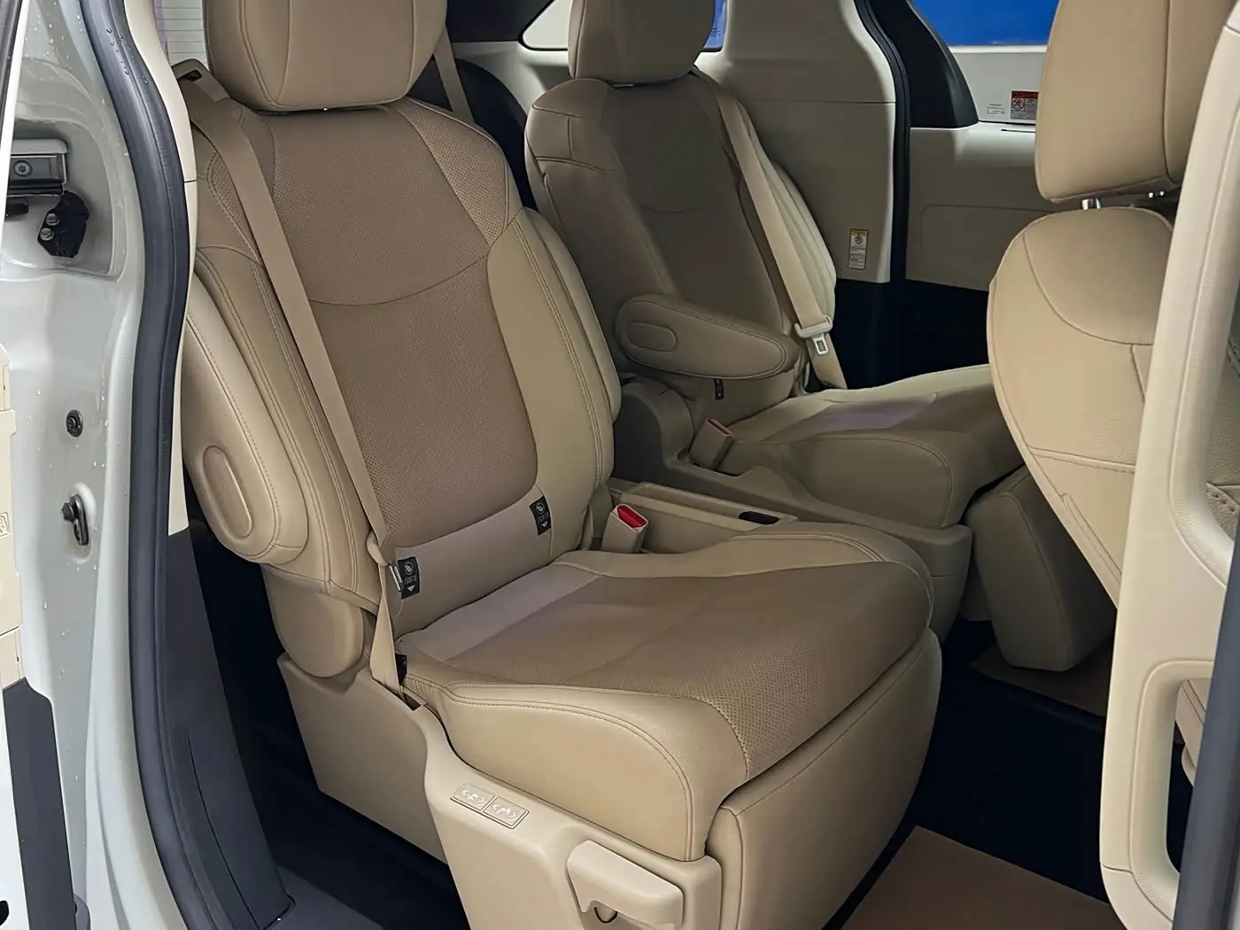 Toyota Sienna 2022 — Фото 10/12