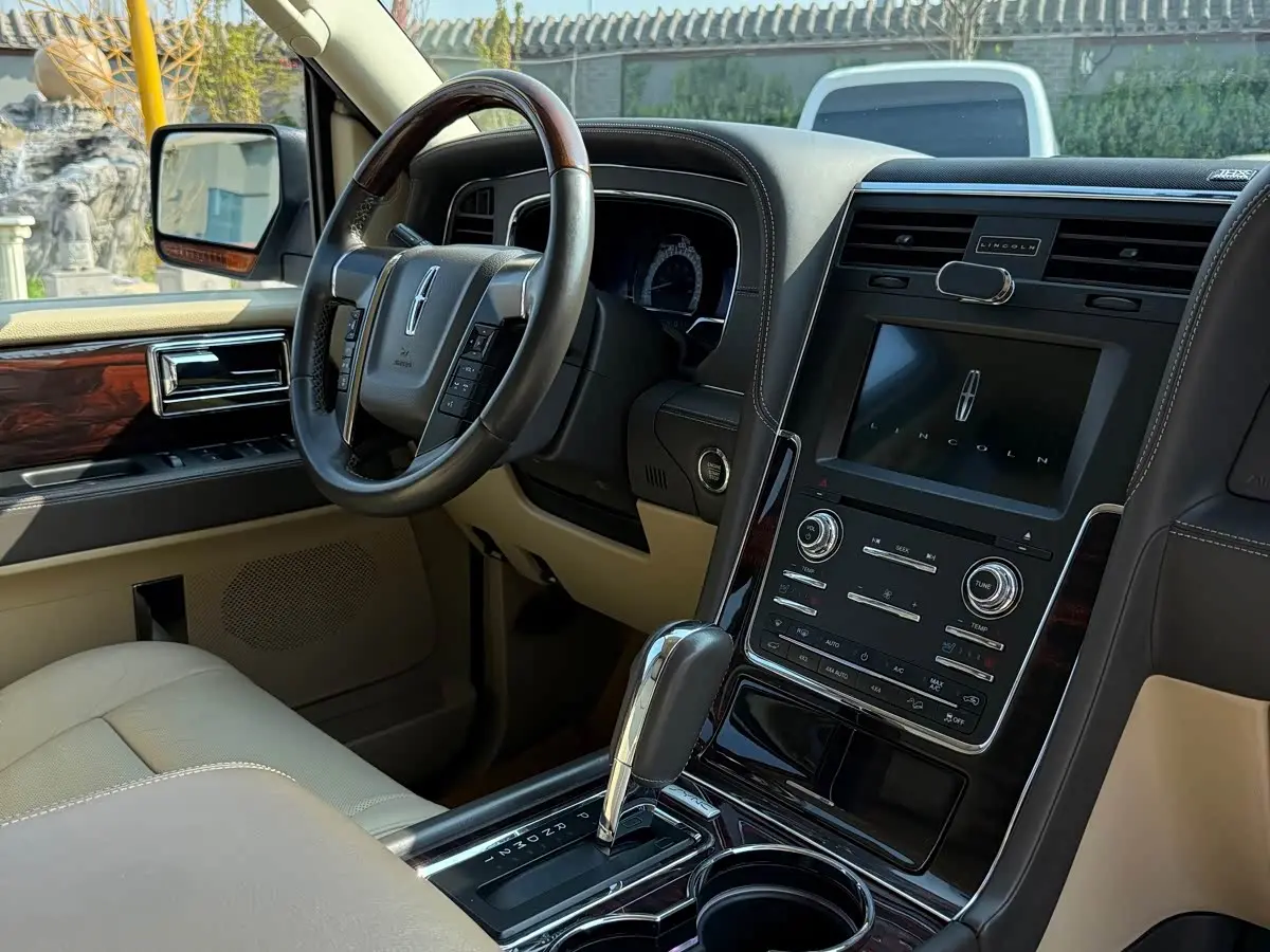 Lincoln Navigator 2019 — Photo 9/18