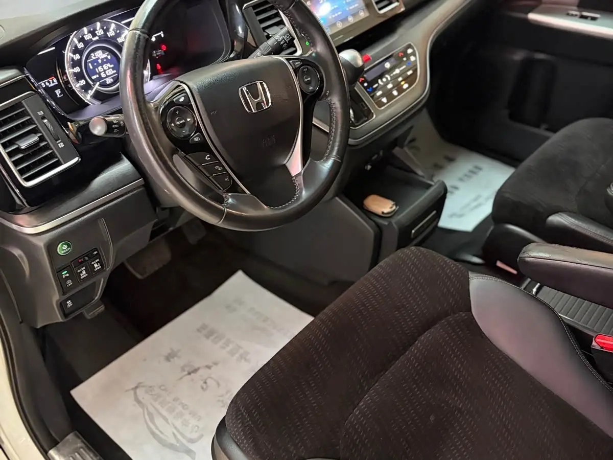 Honda Elysion 2016 — ფოტო 13/18