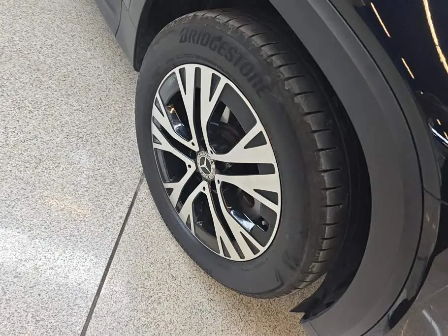 Mercedes-Benz GLB 2025 — Photo 6/16