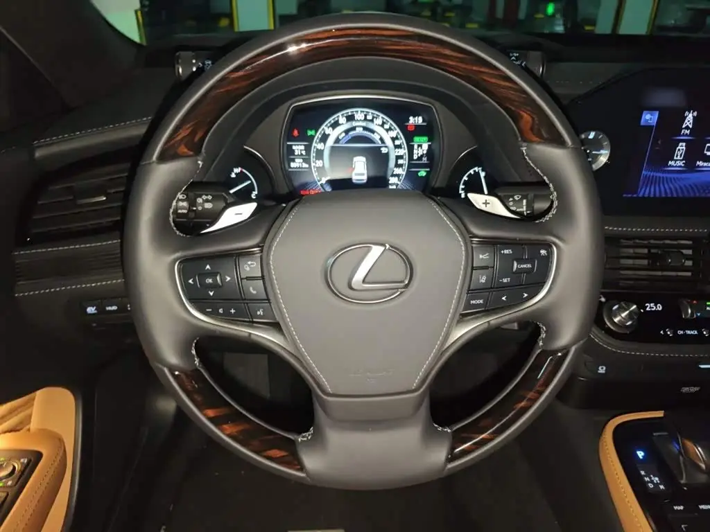 Lexus LS 2021 — Photo 6/20
