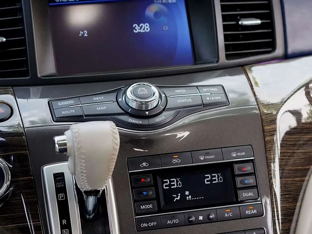 Nissan Quest 2016 — Photo 7/20