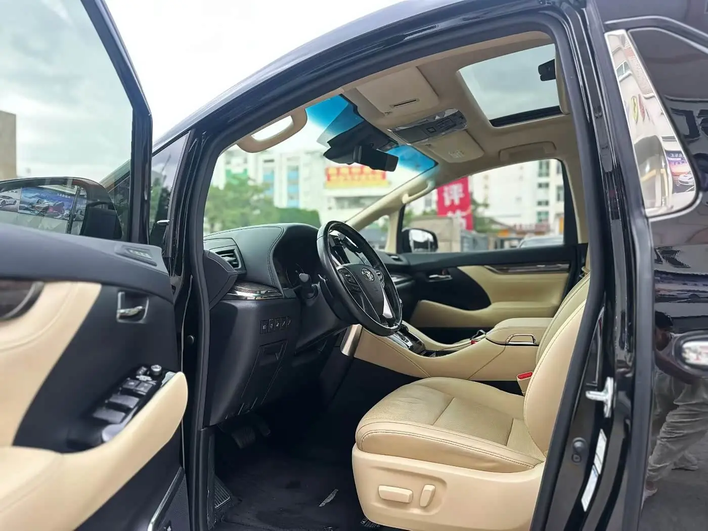 Toyota Alphard 2023 — Фото 8/13
