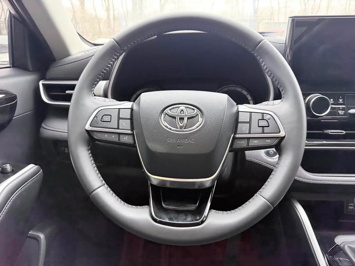 Toyota Highlander 2023 — Фото 14/20