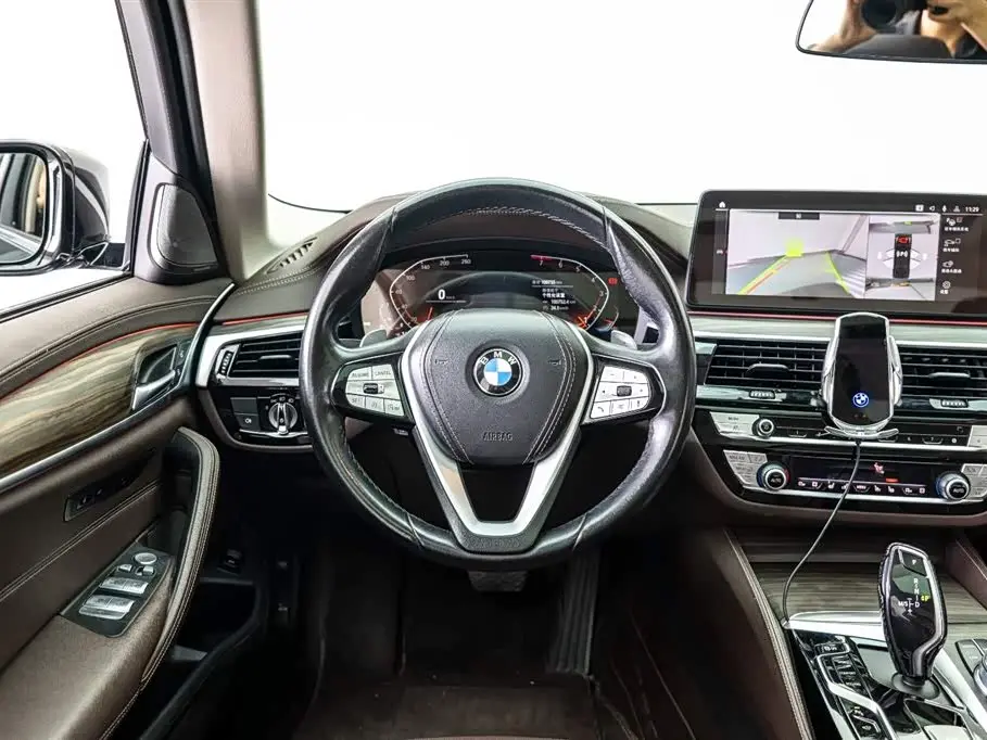 BMW 5 Series 2022 — Photo 16/20