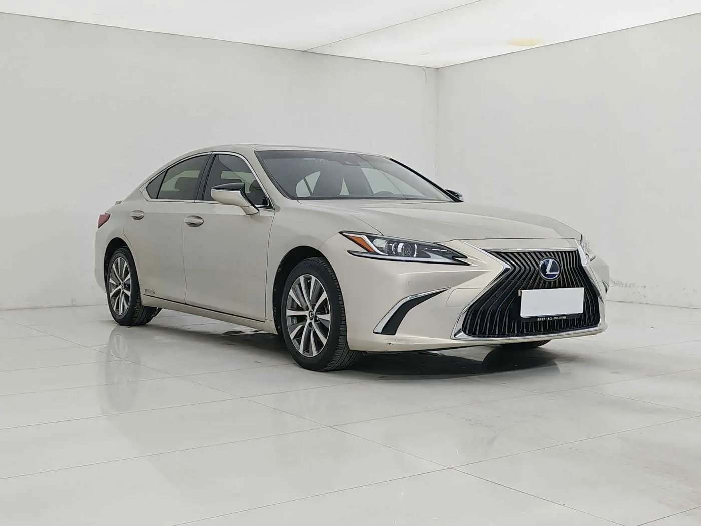 Lexus ES 2021 — Photo 2/20