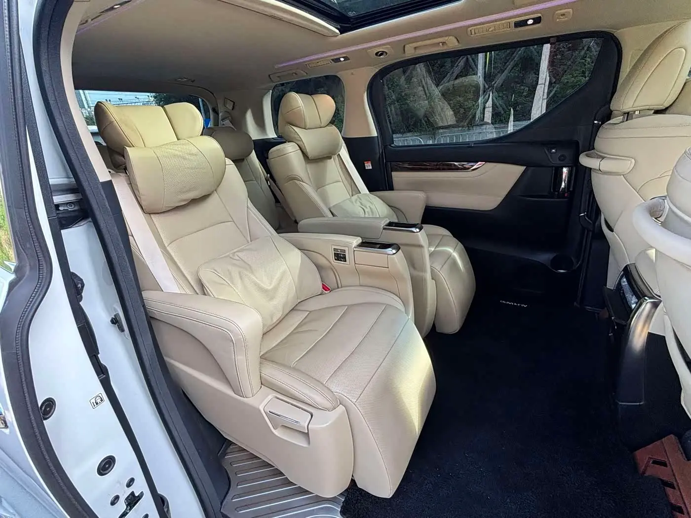 Toyota Alphard 2023 — Photo 10/20