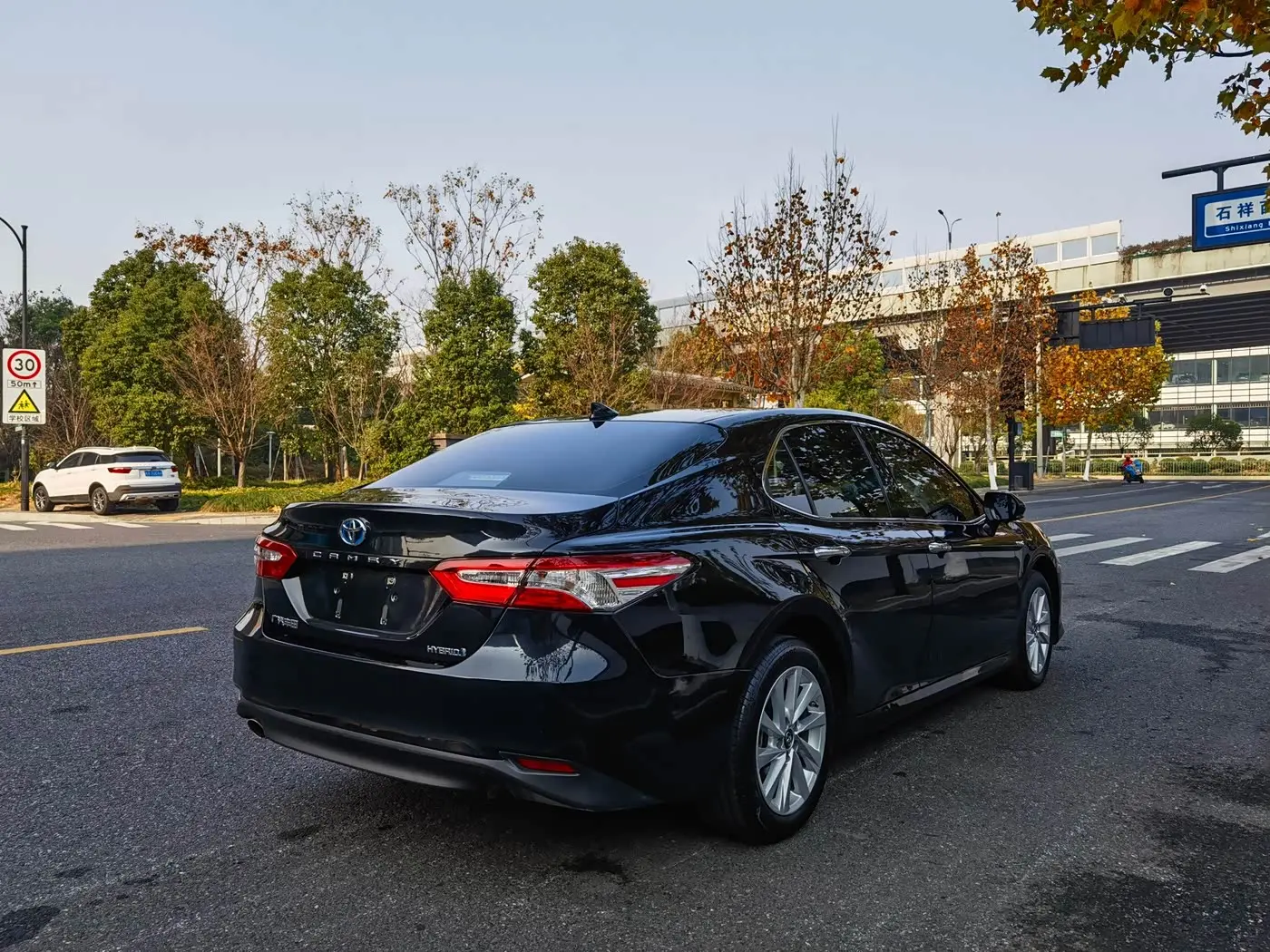 Toyota Camry 2023 — Photo 5/9