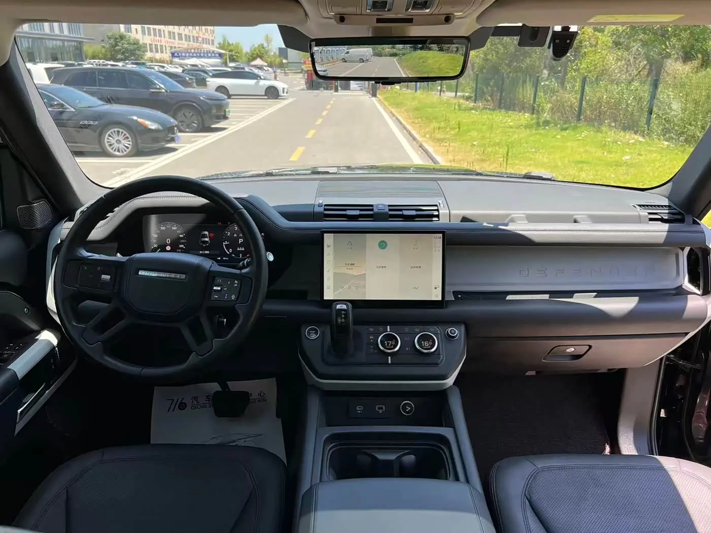 Land Rover Defender 2023 — Photo 10/15
