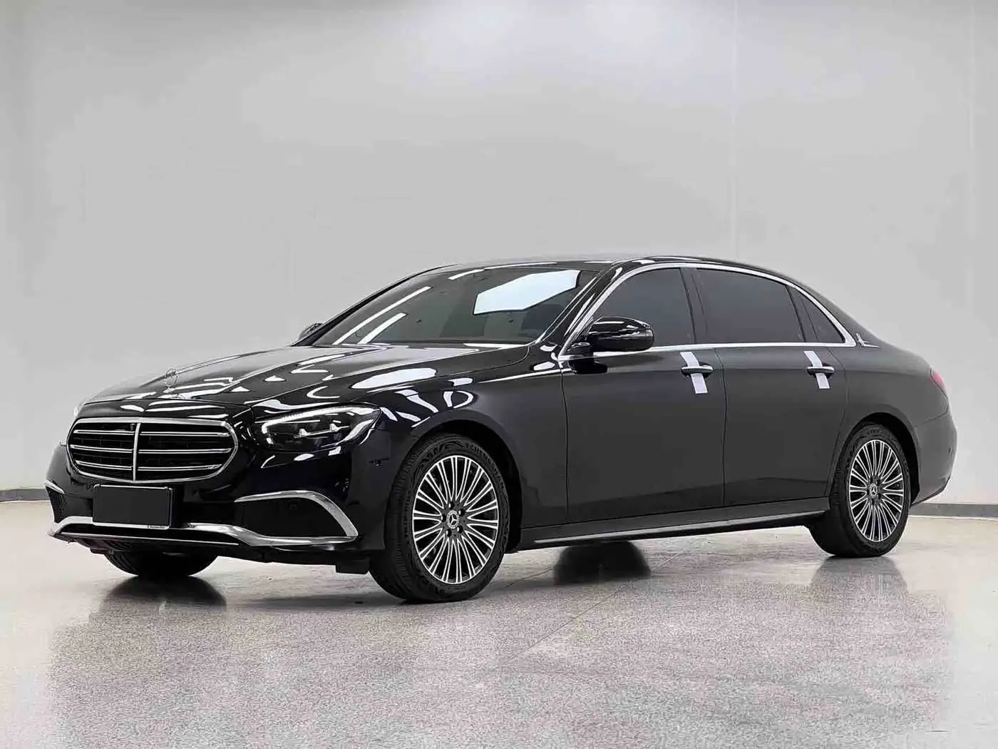 Mercedes-Benz E-Class 2023 — Photo 1/20