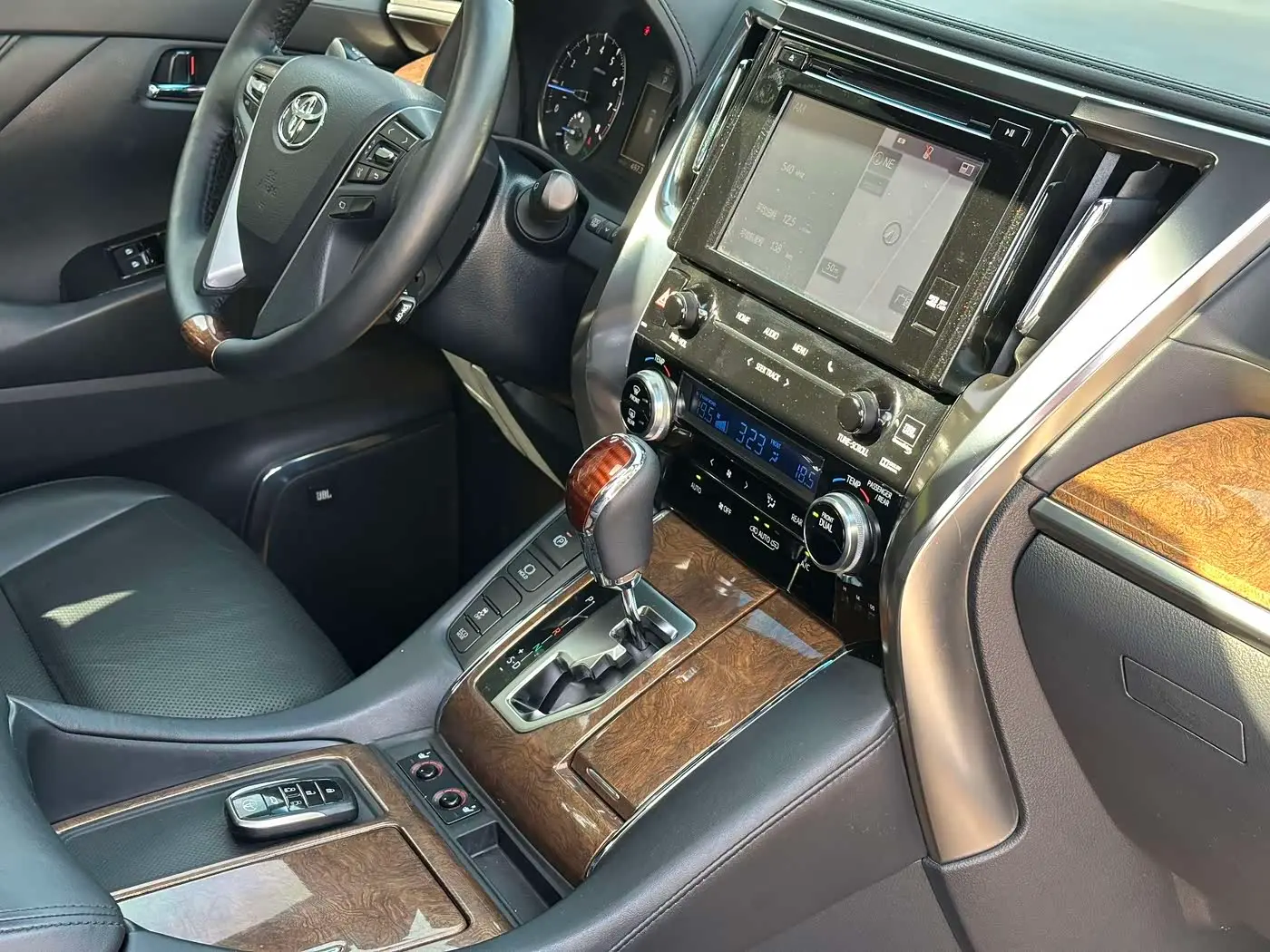 Toyota Alphard 2017 — Photo 19/20