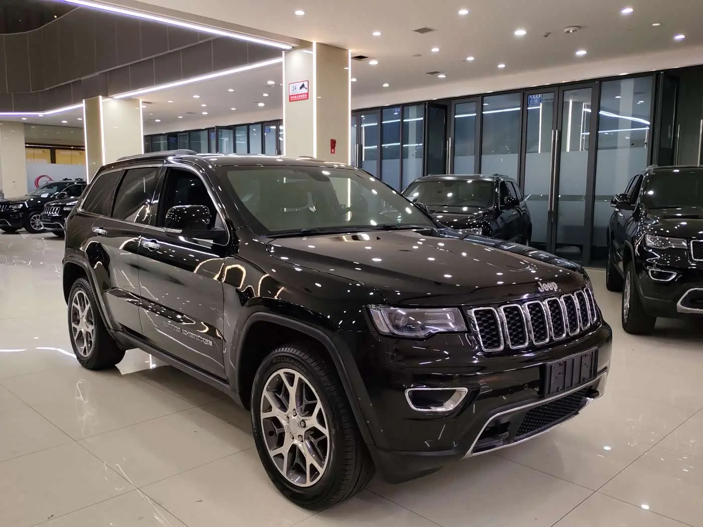 Jeep Grand Cherokee 2020 — Фото 3/19