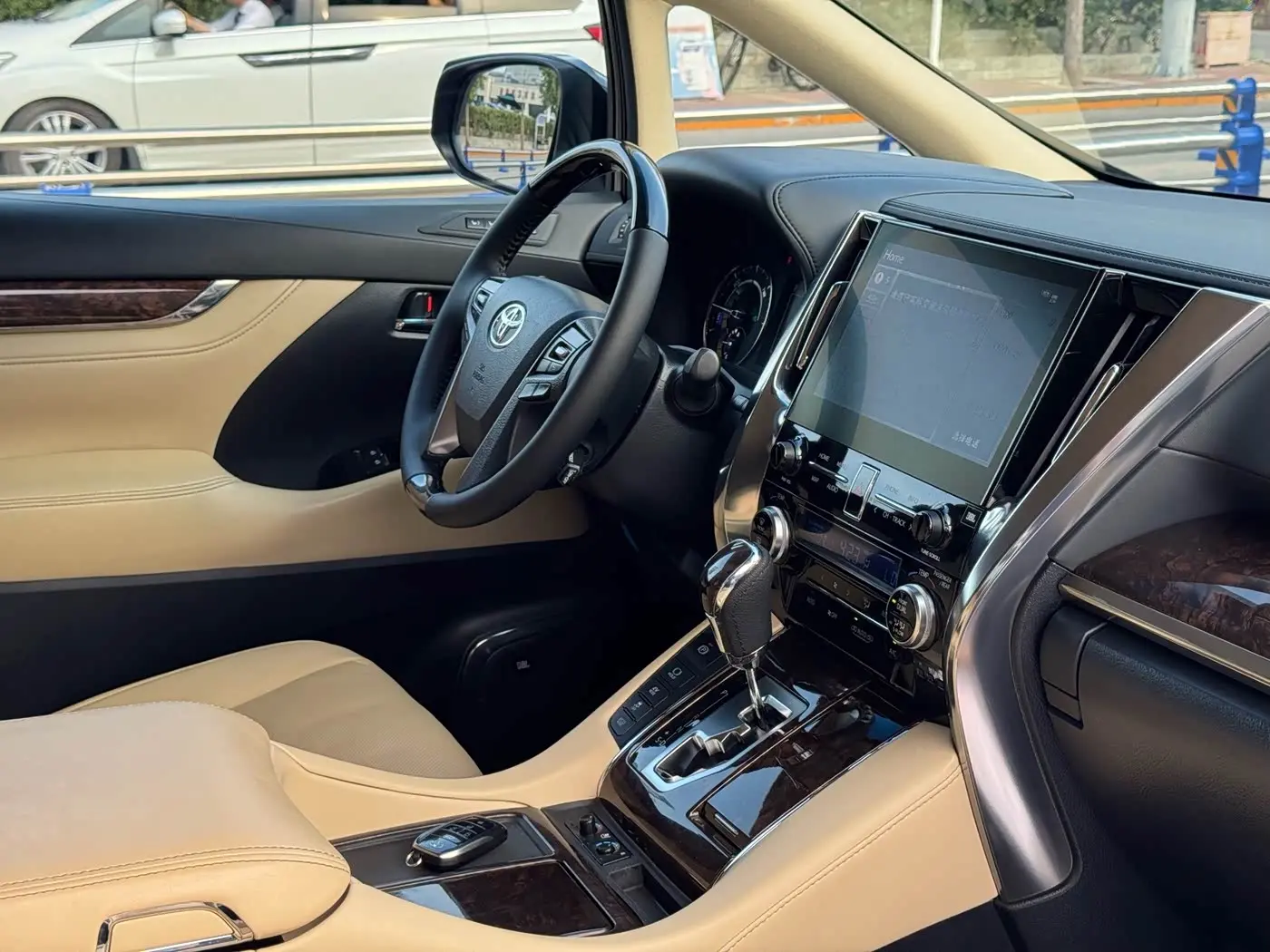 Toyota Alphard 2021 — Photo 13/14