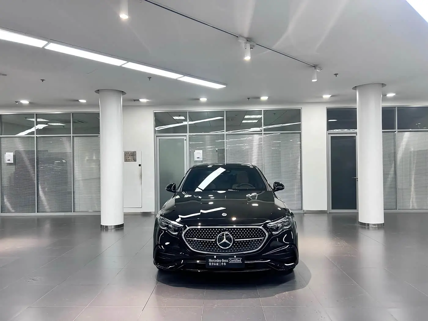 Mercedes-Benz E-Class 2025 — Фото 2/18