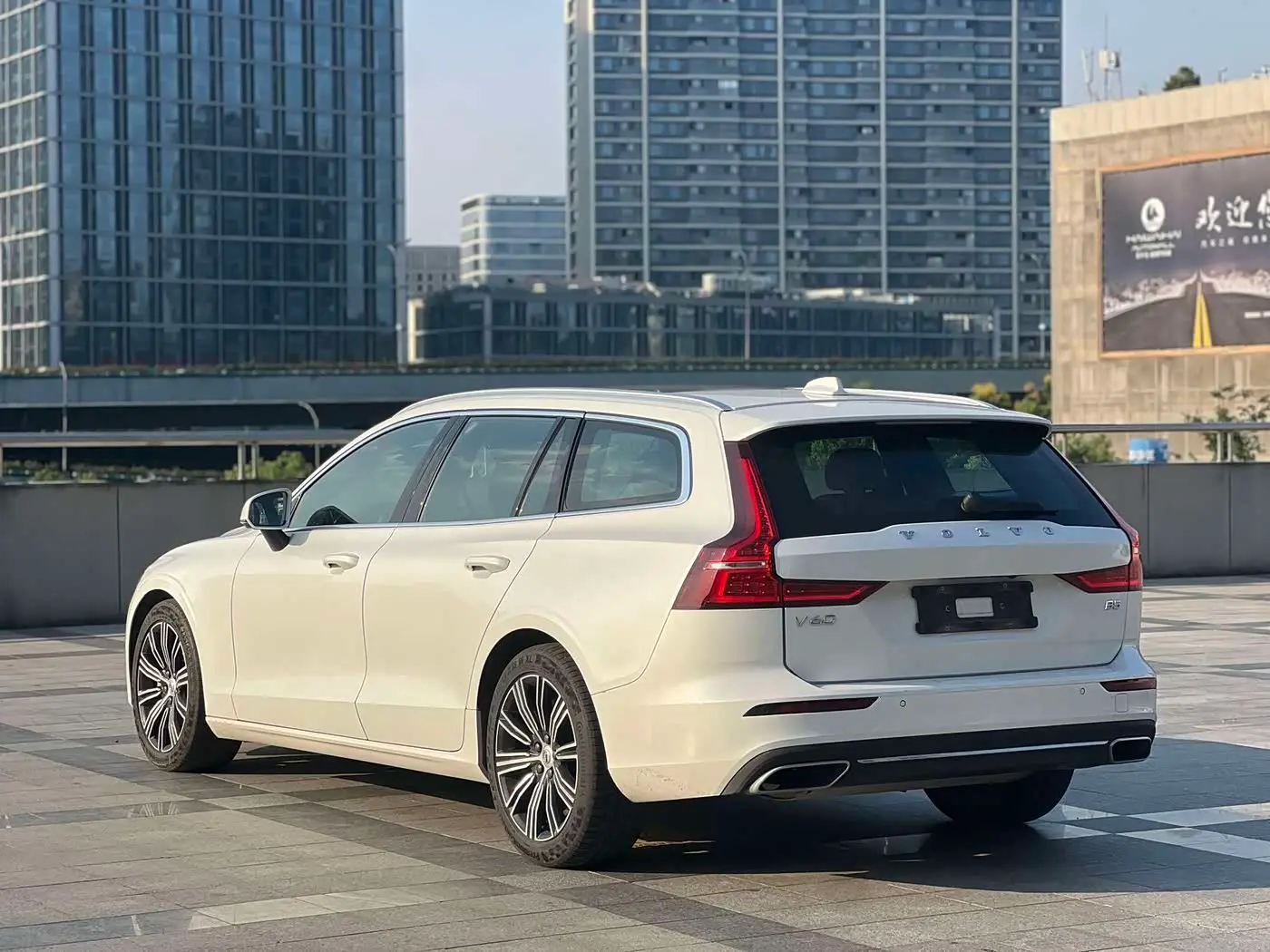 Volvo V60 2022 — Фото 4/9